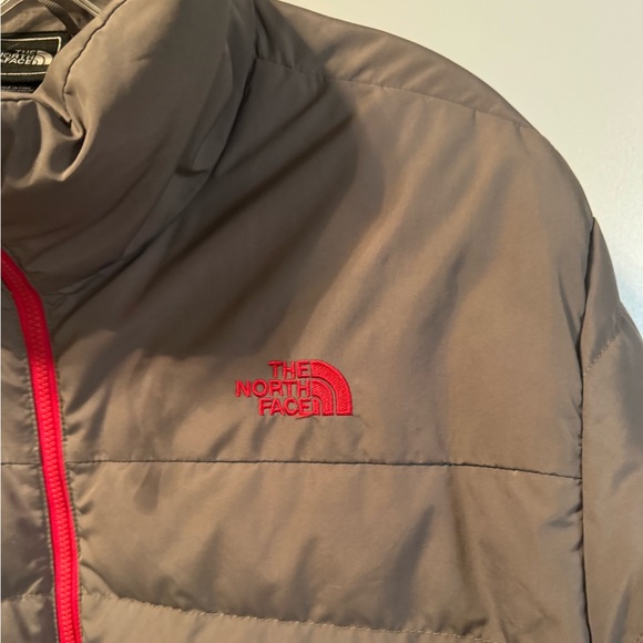 The North Face puffer style jacket⛷️🕶️ - Picture 2 of 4